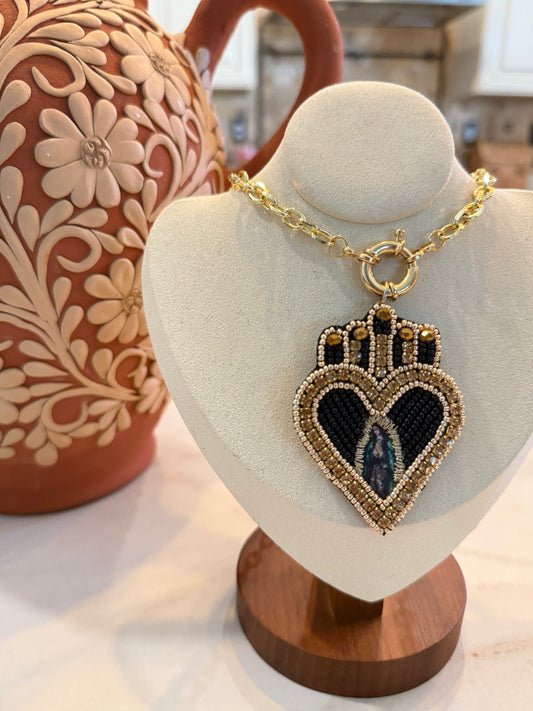 Corazon con Virgencita necklace (negro)