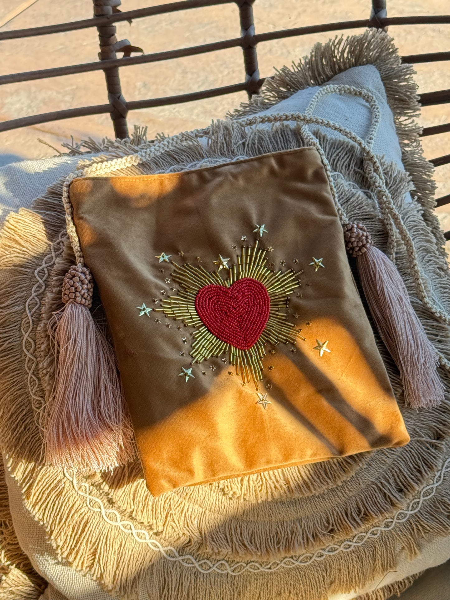 Morralito cafe con corazon de terciopelo