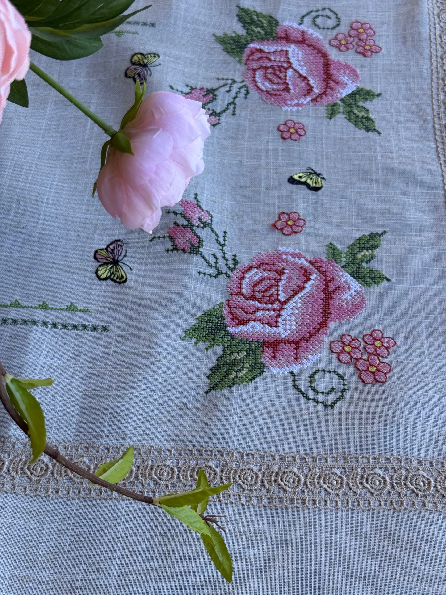 mantel beige con flores rosas y mariposas