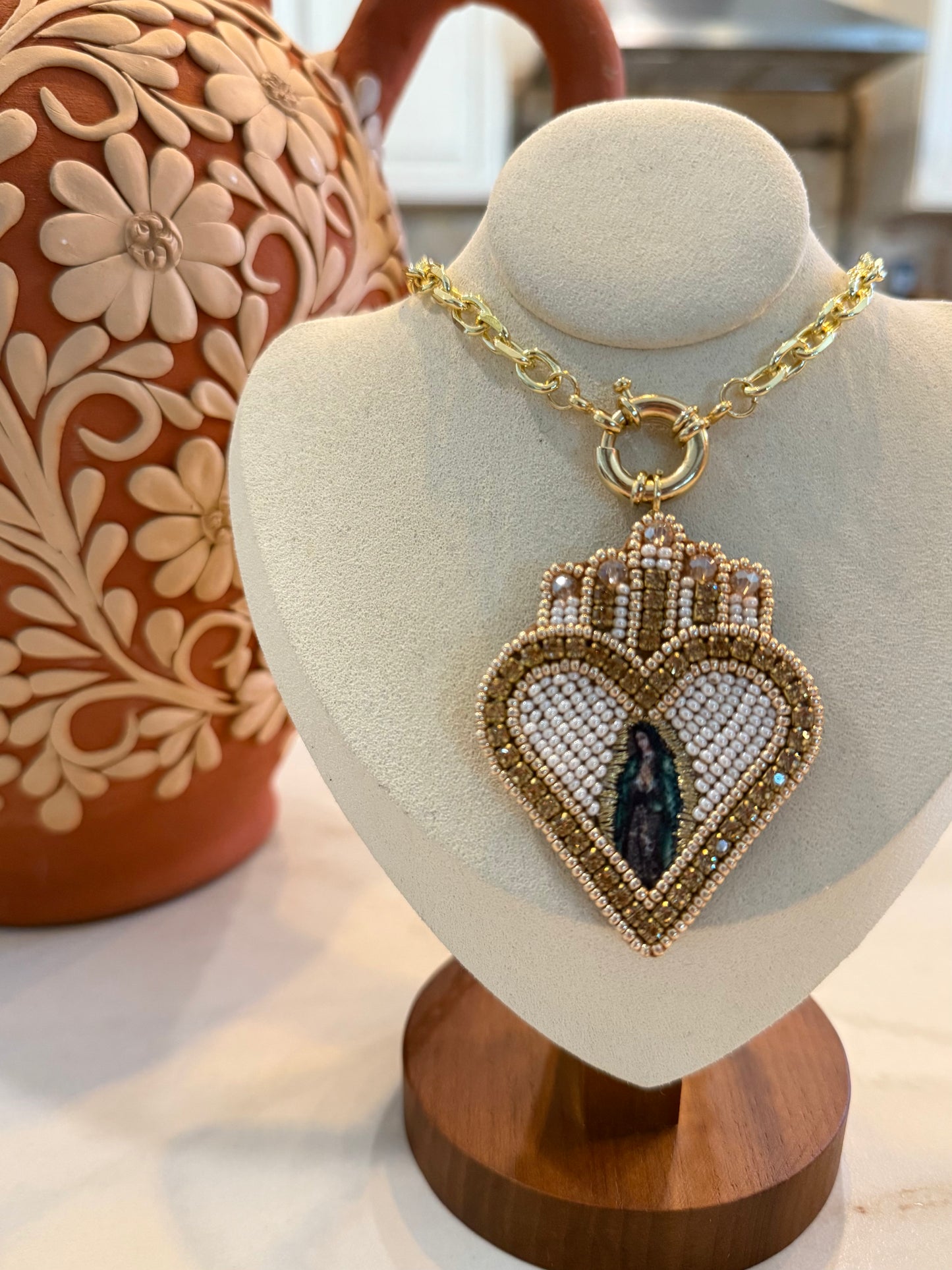 Corazon con Virgencita necklace (crema)