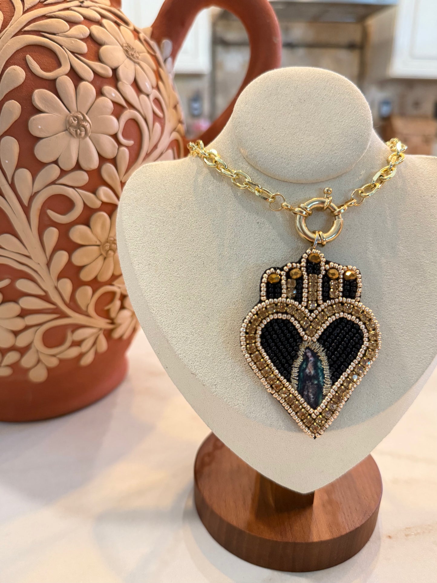 Corazon con Virgencita necklace (negro)