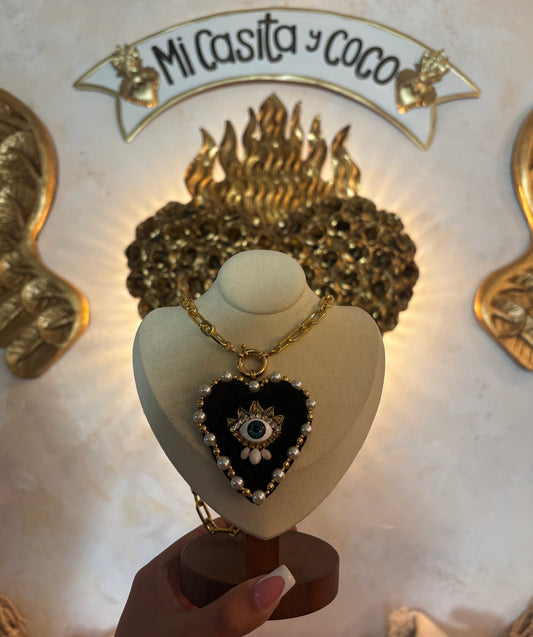 PRE-ORDER corazón negro necklace