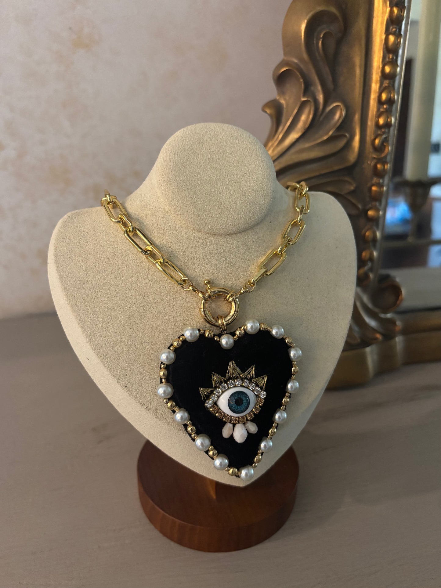 PRE-ORDER corazón negro necklace