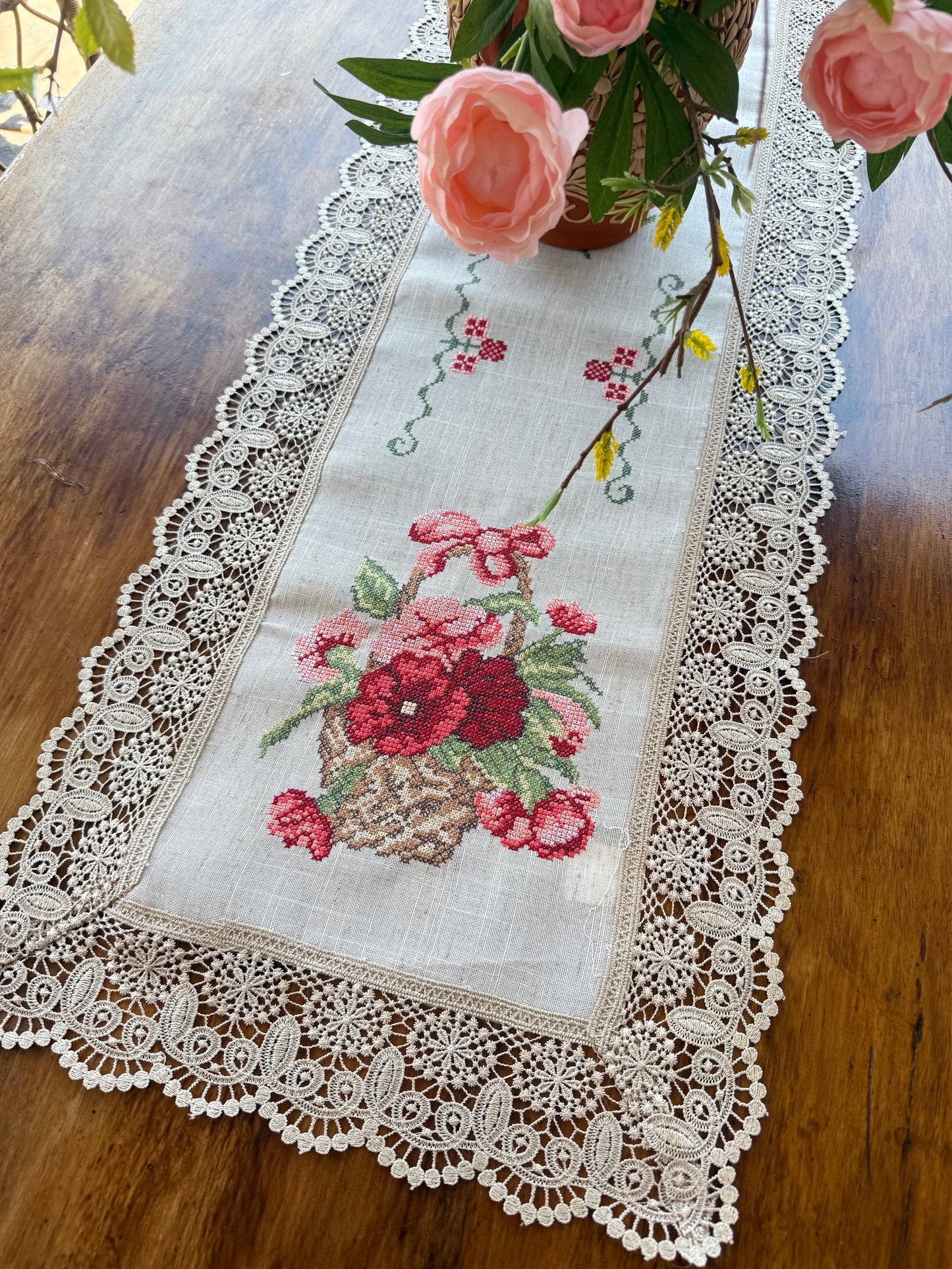flower basket runner (medium)