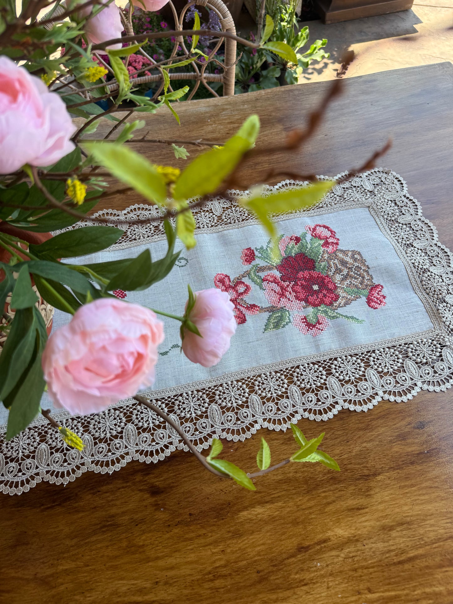flower basket runner (medium)