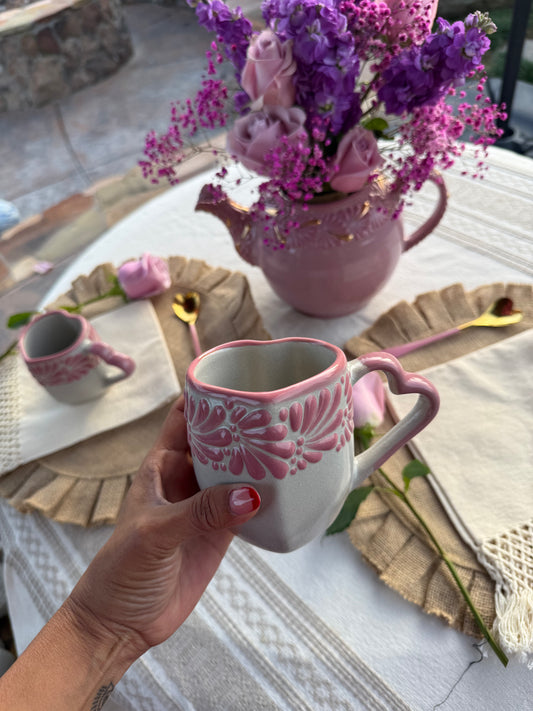 pink heart shaped taza