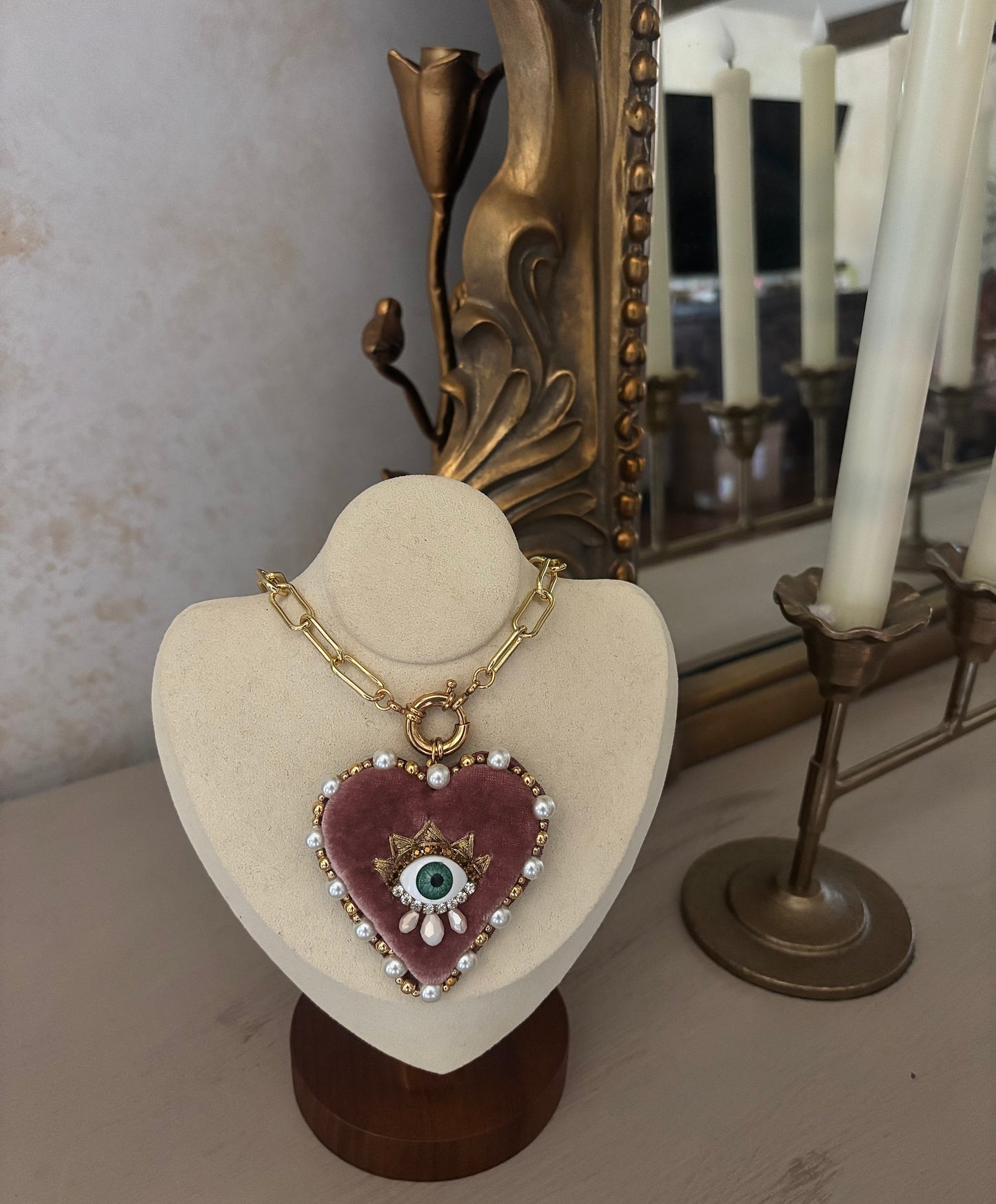 pink corazón necklace