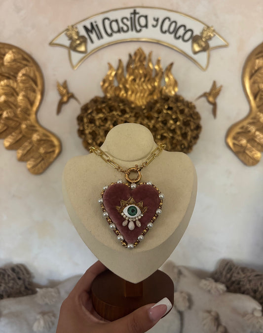 pink corazón necklace