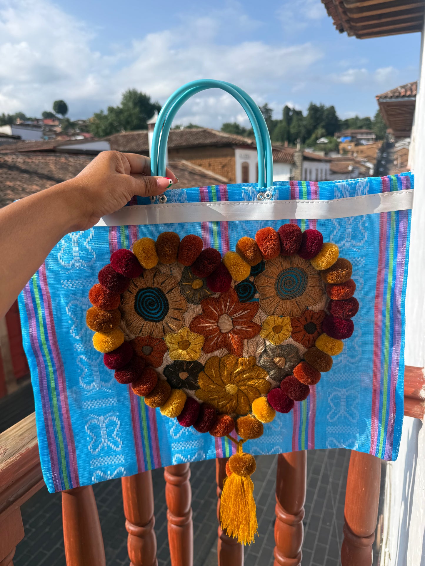bolsa de mandado con corazon bordado a mano