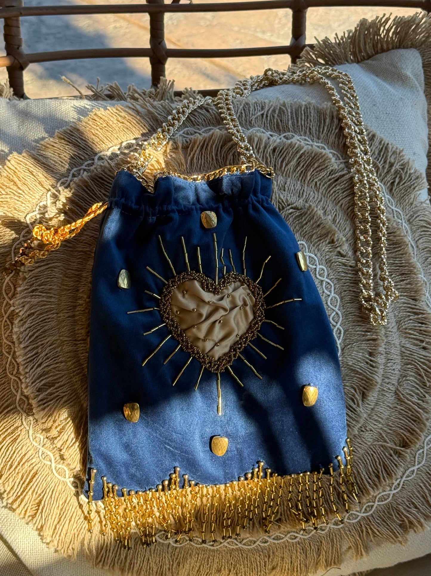 Morralito azul de terciopelo