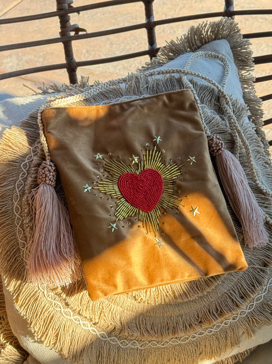 Morralito cafe con corazon de terciopelo