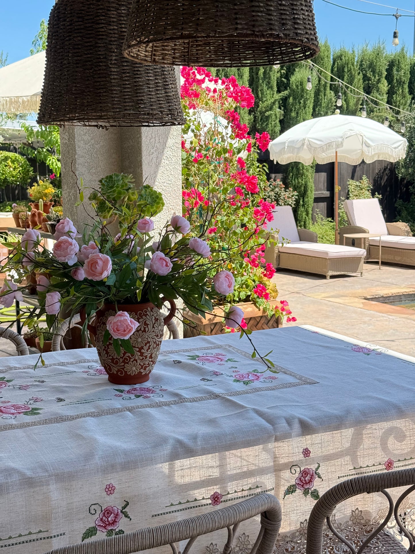 mantel beige con flores rosas y mariposas