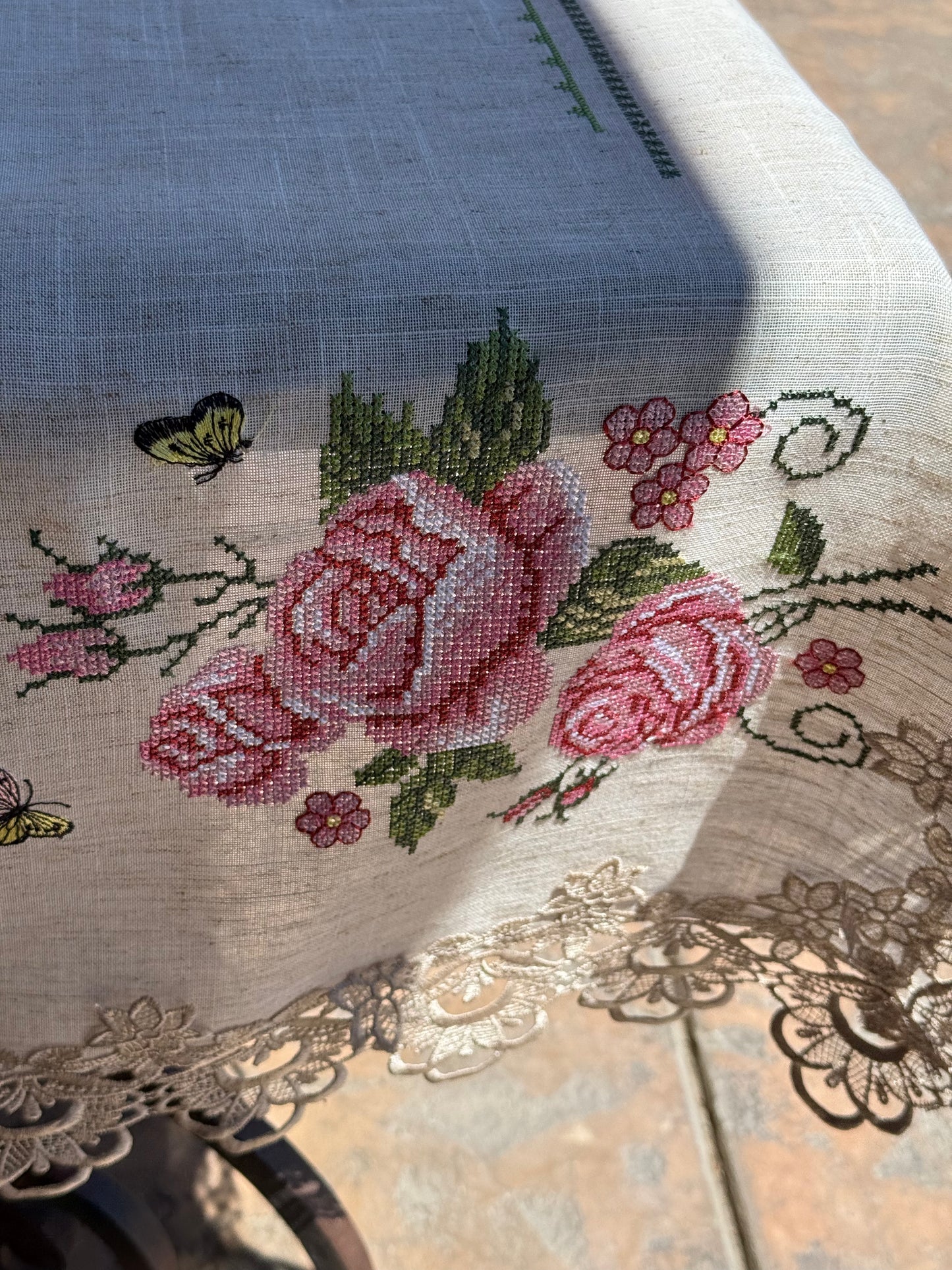 mantel beige con flores rosas y mariposas