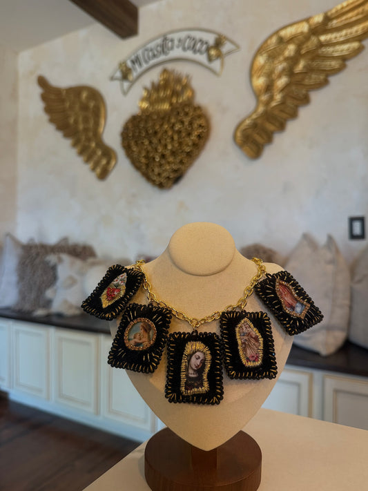 Escapulario necklace in black
